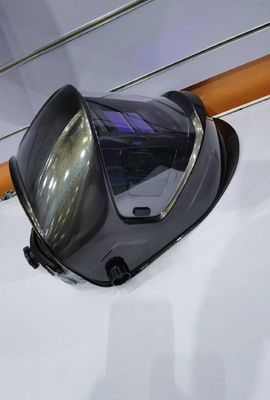 Casco de soldadura de oscurecimiento automático con antorcha de soldadura y lente 4C hemisférica ligera