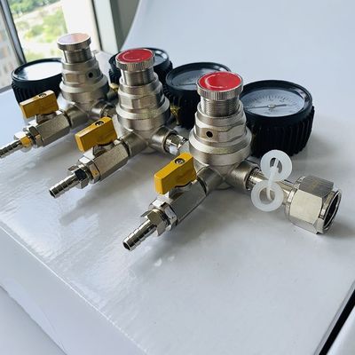 Inicio Cerveza de cerveza Regulador de doble calibre superior de CO2 con válvula de seguridad de alivio de presión