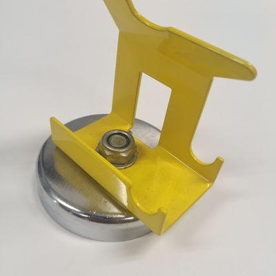 Sostiene una pistola de soldadura MIG con base magnética resistente para un rendimiento de soldadura constante
